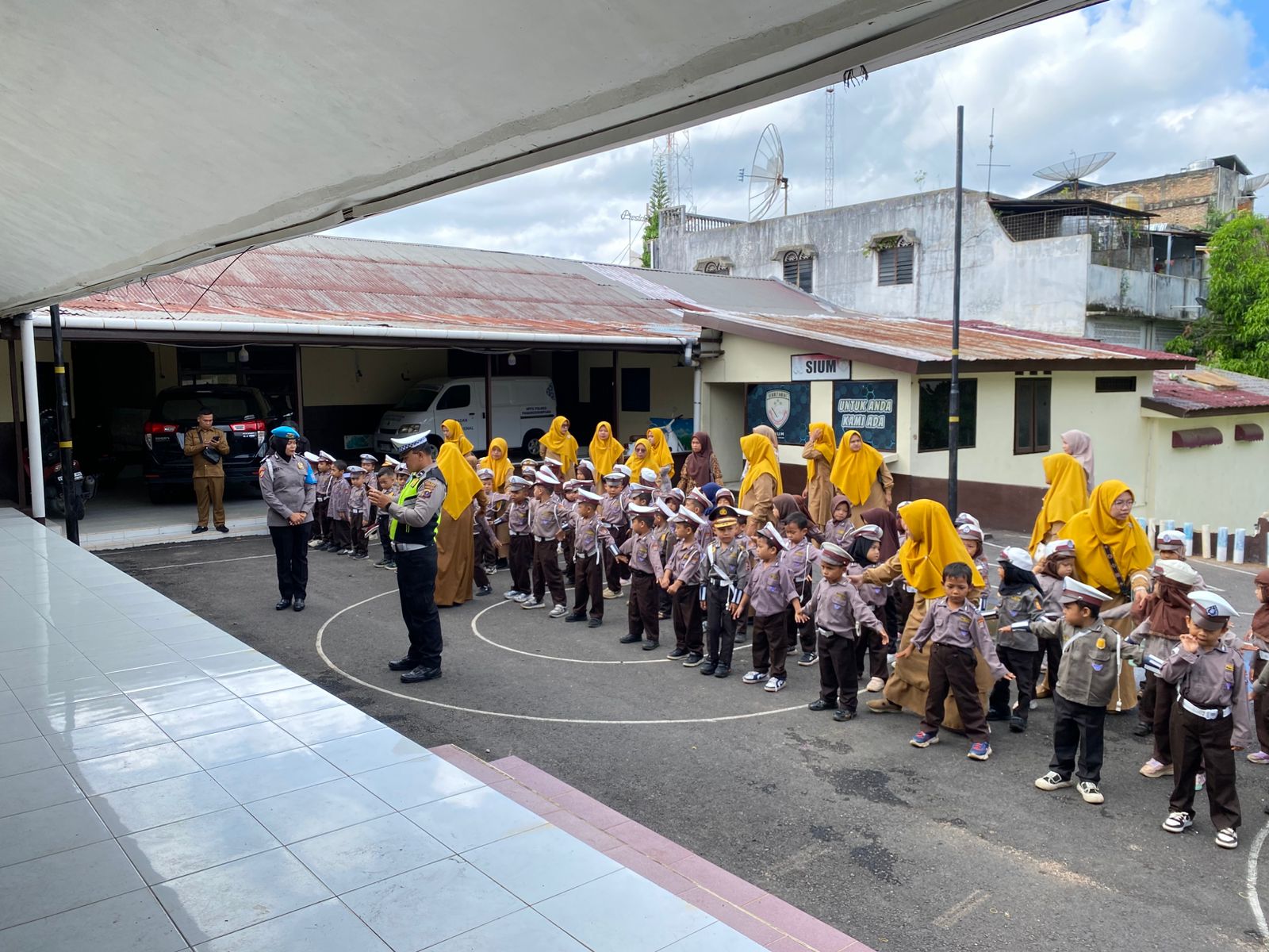 Personel Sat Lantas Polres Padangsidimpuan saat memberi edukasi tentang pentingnya kamseltibcarlantas kepada anak-anak TK Al Rizky