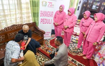 Momen keharuan saat Kapolres Tapsel, AKBP Yon Edi Winara, menyerahkan bantuan kaki palsu ke anak personelnya, Bripka Mara Oloan Harahap