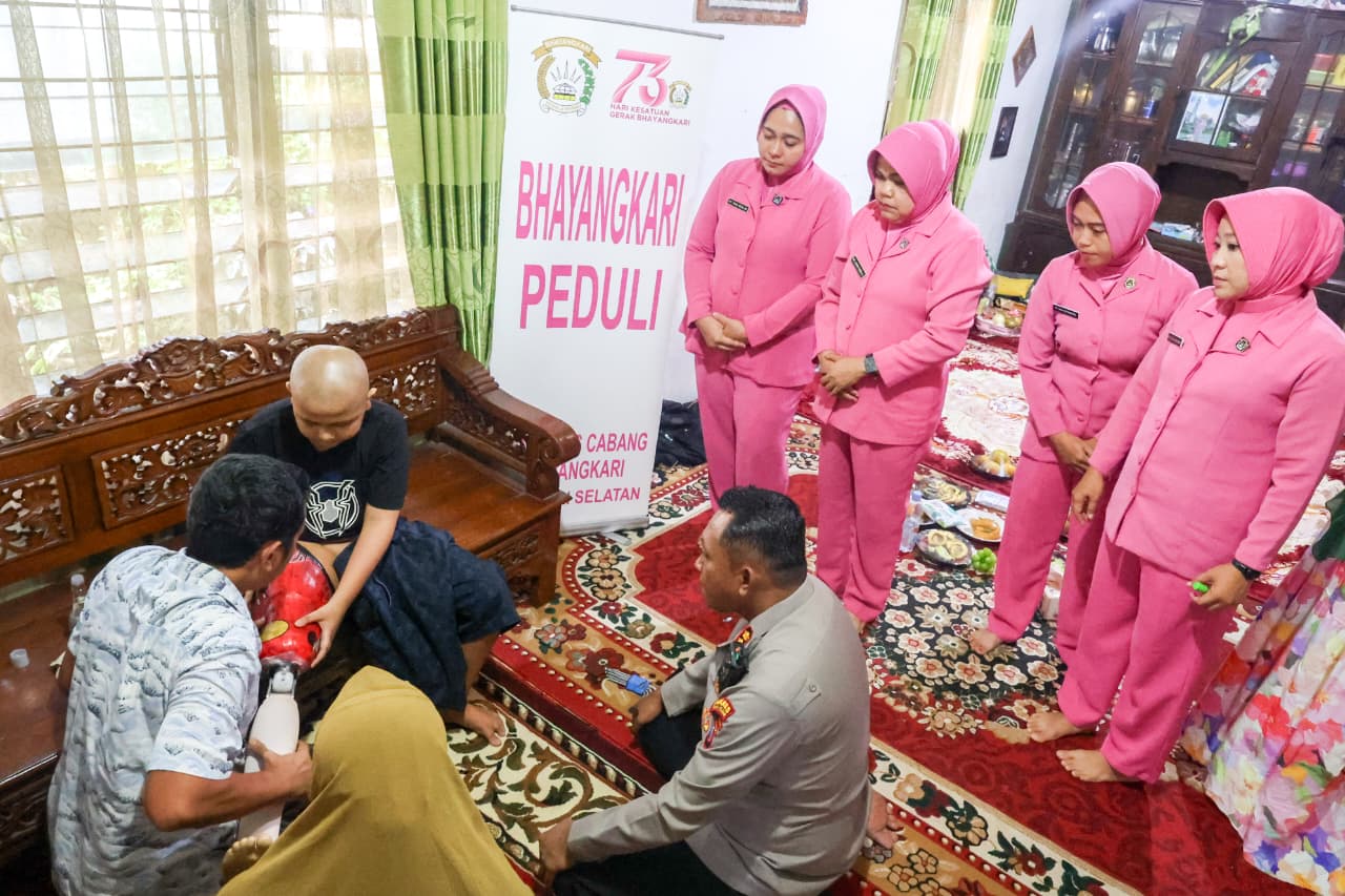 Momen keharuan saat Kapolres Tapsel, AKBP Yon Edi Winara, menyerahkan bantuan kaki palsu ke anak personelnya, Bripka Mara Oloan Harahap