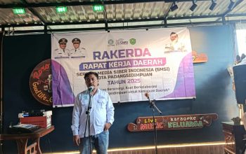 Ketua SMSI Kota Padangsidimpuan, Khairul Arif Nasution, saat memberi sambutan pada Rakerda perdana