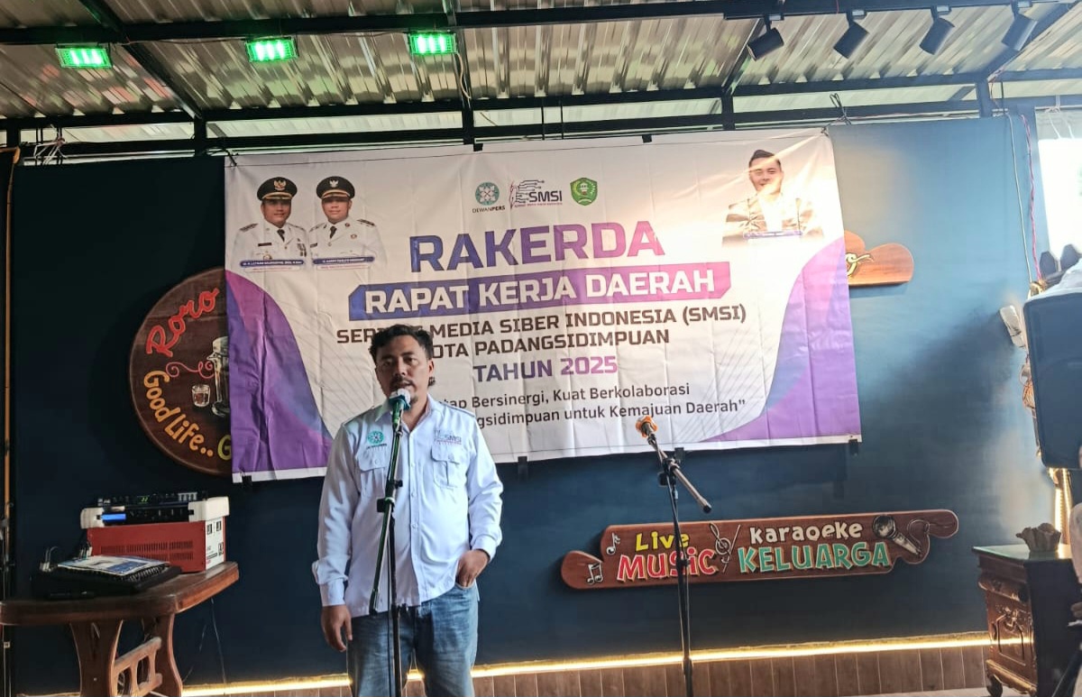 Ketua SMSI Kota Padangsidimpuan, Khairul Arif Nasution, saat memberi sambutan pada Rakerda perdana