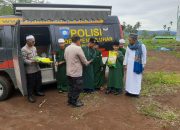Kasat Binmas Polres Tapsel, Iptu Taufik Manullang, saat menyalurkan beras murah pada program GPM di Ponpes Darul Ibnu Arrizah