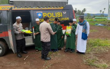 Kasat Binmas Polres Tapsel, Iptu Taufik Manullang, saat menyalurkan beras murah pada program GPM di Ponpes Darul Ibnu Arrizah