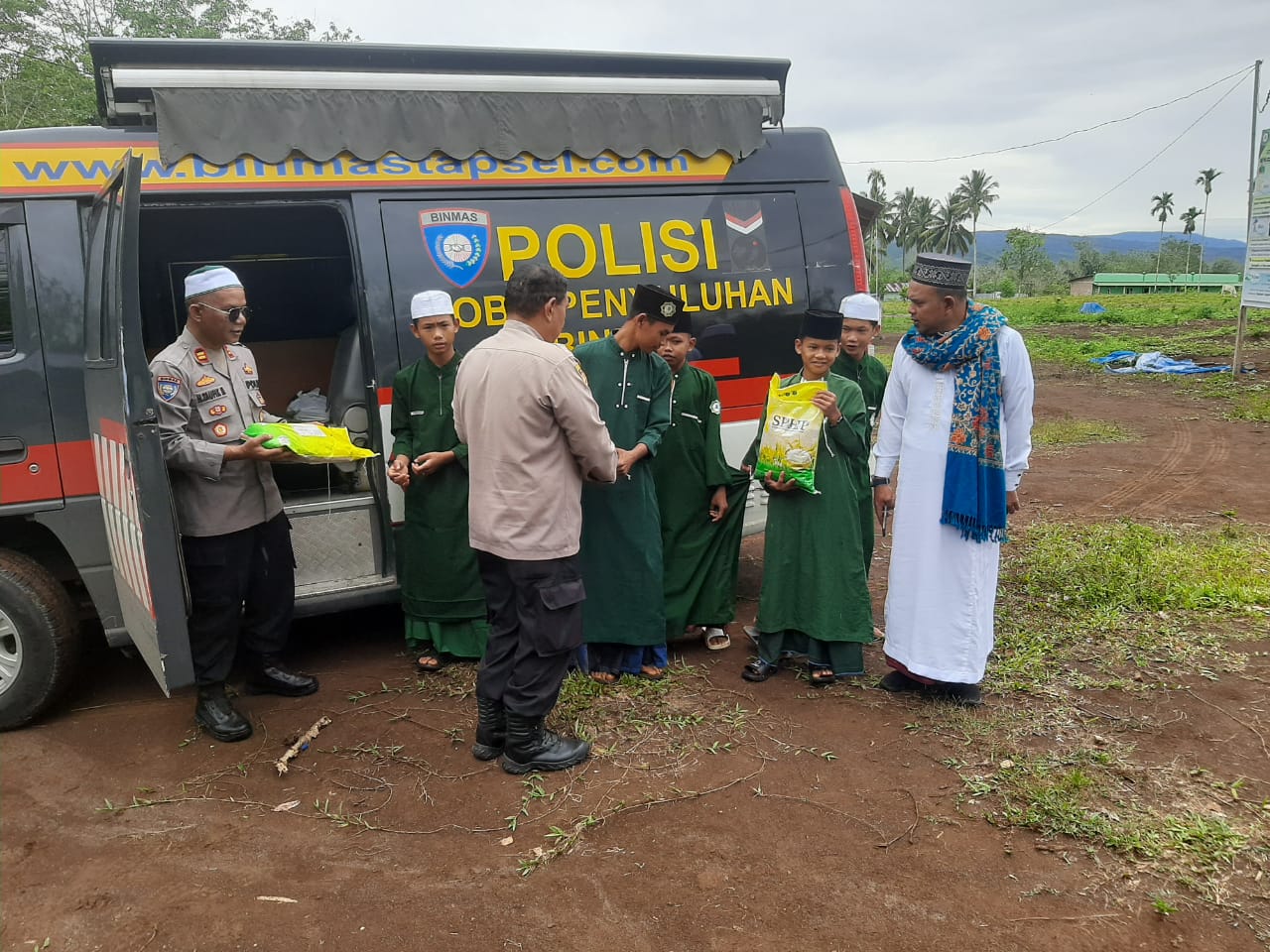 Kasat Binmas Polres Tapsel, Iptu Taufik Manullang, saat menyalurkan beras murah pada program GPM di Ponpes Darul Ibnu Arrizah