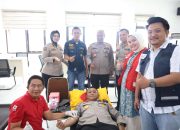 Kapolres Tapsel, AKBP Yon Edi Winara, saat melaksanakan donor darah bersama PMI setempat dalam rangka memperingati Hari Jadi Humas Polri ke-74