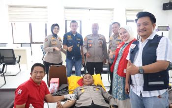 Kapolres Tapsel, AKBP Yon Edi Winara, saat melaksanakan donor darah bersama PMI setempat dalam rangka memperingati Hari Jadi Humas Polri ke-74