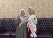 Momen saat dua sosok Srikandi hebat asal 'Kota Salak' yaitu, Ketua DPRD Kota Padangsidimpuan Sri Fitrah Munawaroh (kiri) dan Shinta Ayu Nadia, gadis bertalenta yang menjadi Wakil III Puteri Seni Budaya Indonesia 2025 pada ajang tingkat nasional di Jawa Timur (kanan), berfoto bersama di dalam pertemuan penuh kehangatan