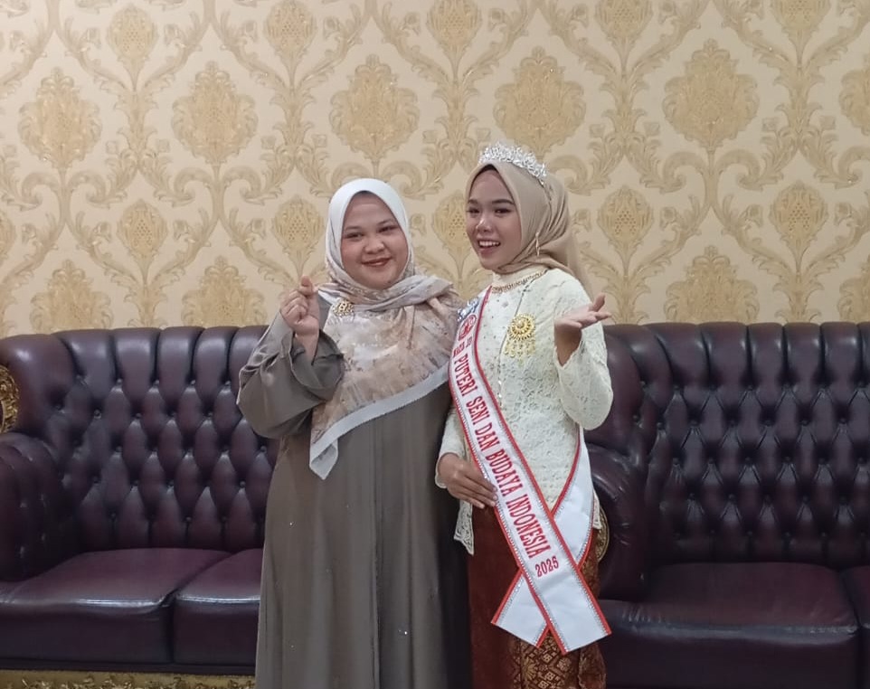 Momen saat dua sosok Srikandi hebat asal 'Kota Salak' yaitu, Ketua DPRD Kota Padangsidimpuan Sri Fitrah Munawaroh (kiri) dan Shinta Ayu Nadia, gadis bertalenta yang menjadi Wakil III Puteri Seni Budaya Indonesia 2025 pada ajang tingkat nasional di Jawa Timur (kanan), berfoto bersama di dalam pertemuan penuh kehangatan