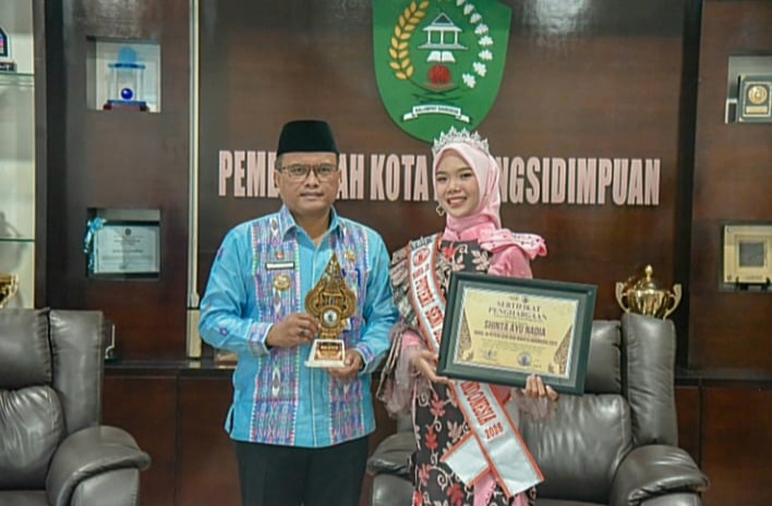 Wali Kota Padangsidimpuan, Letnan Dalimunthe, berjanji memberikan dukungan penuh bagi, Shinta Ayu Nadia, peraih Wakil III Puteri Seni dan Budaya Indonesia 2025, untuk mengembangkan potensi dan bakatnya