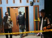 Rumah seorang ASN yang ditemukan meninggal dunia dalam keadaan tergantung yakni, AKR dipasang garis polisi oleh personel Polsek Batang Toru