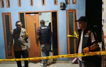Rumah seorang ASN yang ditemukan meninggal dunia dalam keadaan tergantung yakni, AKR dipasang garis polisi oleh personel Polsek Batang Toru