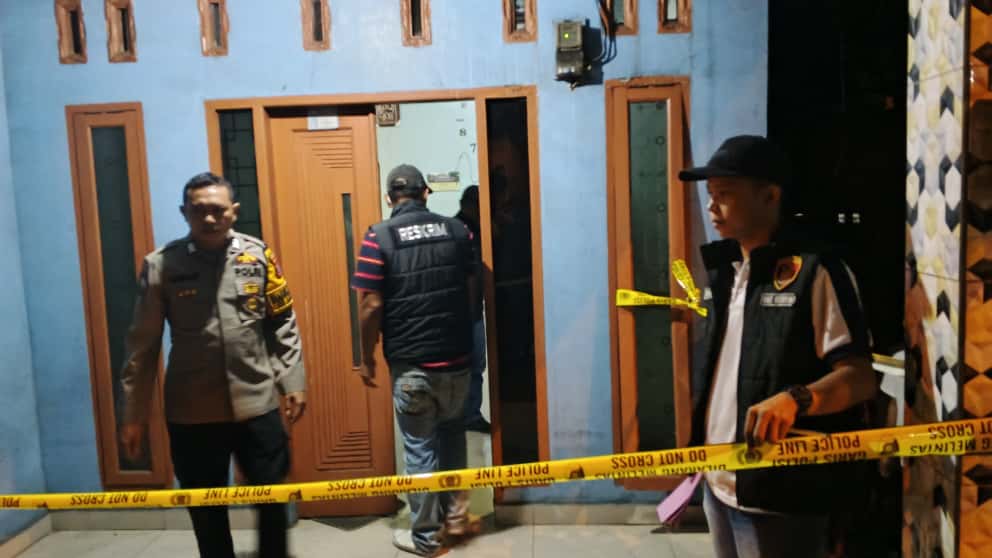 Rumah seorang ASN yang ditemukan meninggal dunia dalam keadaan tergantung yakni, AKR dipasang garis polisi oleh personel Polsek Batang Toru