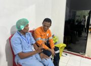 General Manager Operations & Deputy Director Operations PTAR, Rahmat Lubis, kala menyapa dan menanyakan perasaan salah seorang pasien sebelum menjalani operasi katarak gratis yang digelar tambang emas Martabe