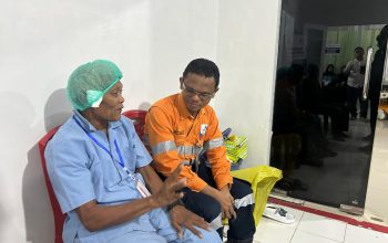 General Manager Operations & Deputy Director Operations PTAR, Rahmat Lubis, kala menyapa dan menanyakan perasaan salah seorang pasien sebelum menjalani operasi katarak gratis yang digelar tambang emas Martabe