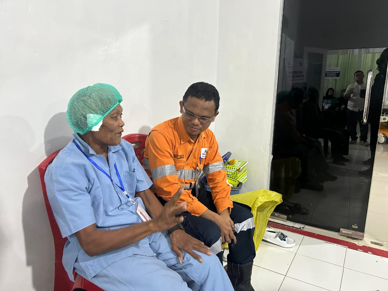 General Manager Operations & Deputy Director Operations PTAR, Rahmat Lubis, kala menyapa dan menanyakan perasaan salah seorang pasien sebelum menjalani operasi katarak gratis yang digelar tambang emas Martabe