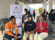 General Manager Operations & Deputy Director Operations PTAR, Rahmat Lubis, saat berbincang dengan salah satu pasien yang didampingi keluarganya usai menjalani operasi katarak yang digelar tambang emas Martabe