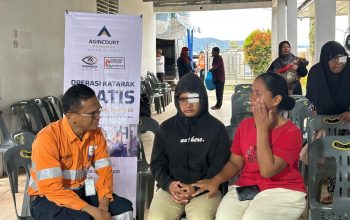 General Manager Operations & Deputy Director Operations PTAR, Rahmat Lubis, saat berbincang dengan salah satu pasien yang didampingi keluarganya usai menjalani operasi katarak yang digelar tambang emas Martabe