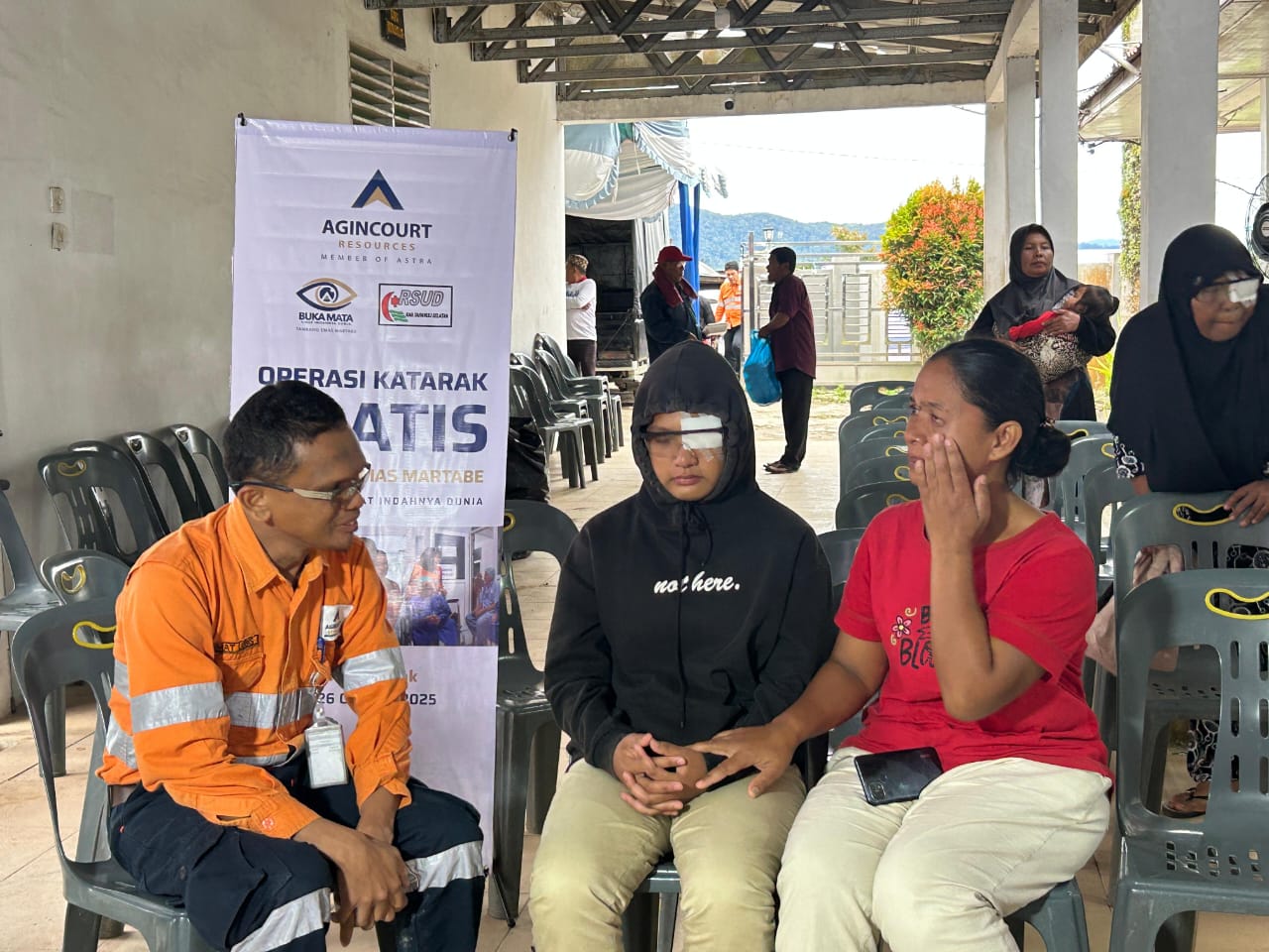 General Manager Operations & Deputy Director Operations PTAR, Rahmat Lubis, saat berbincang dengan salah satu pasien yang didampingi keluarganya usai menjalani operasi katarak yang digelar tambang emas Martabe