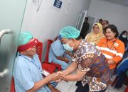 Bupati Tapsel, Gus Irawan Pasaribu, bersama Manager Community Development PTAR, Rohani Simbolon, dan lainnya saat meninjau pelaksanaan operasi katarak gratis yang diinisiasi tambang emas Martabe di RSUD Sipirok
