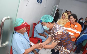Bupati Tapsel, Gus Irawan Pasaribu, bersama Manager Community Development PTAR, Rohani Simbolon, dan lainnya saat meninjau pelaksanaan operasi katarak gratis yang diinisiasi tambang emas Martabe di RSUD Sipirok