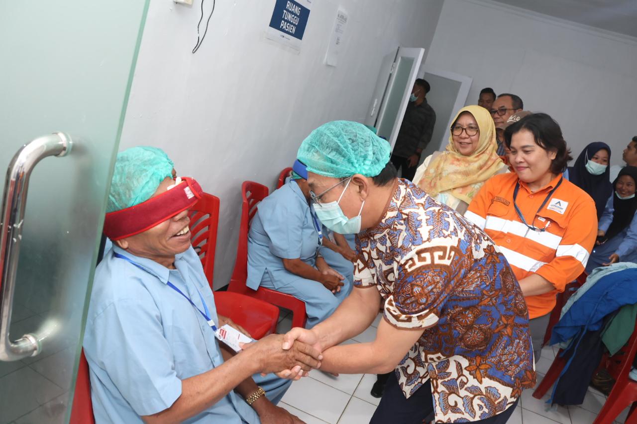 Bupati Tapsel, Gus Irawan Pasaribu, bersama Manager Community Development PTAR, Rohani Simbolon, dan lainnya saat meninjau pelaksanaan operasi katarak gratis yang diinisiasi tambang emas Martabe di RSUD Sipirok