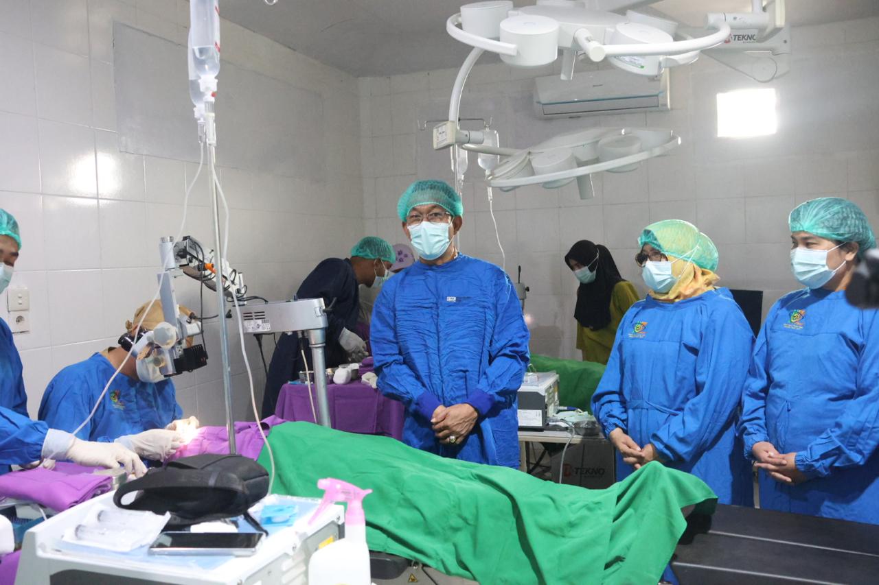 Bupati Tapanuli Selatan, Gus Irawan Pasaribu, meninjau salah satu pasien di ruang operasi katarak gratis yang diadakan tambang emas Martabe