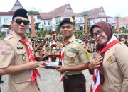 Bupati Tapsel, Gus Irawan Pasaribu, saat menyerahkan trofi ke perwakilan SMK N 1 Batang Angkola yang keluar sebagai juara ketiga lomba vidio pendek dalam agend Perkemahan Bersama 'Tapsel Bangkit' 2025