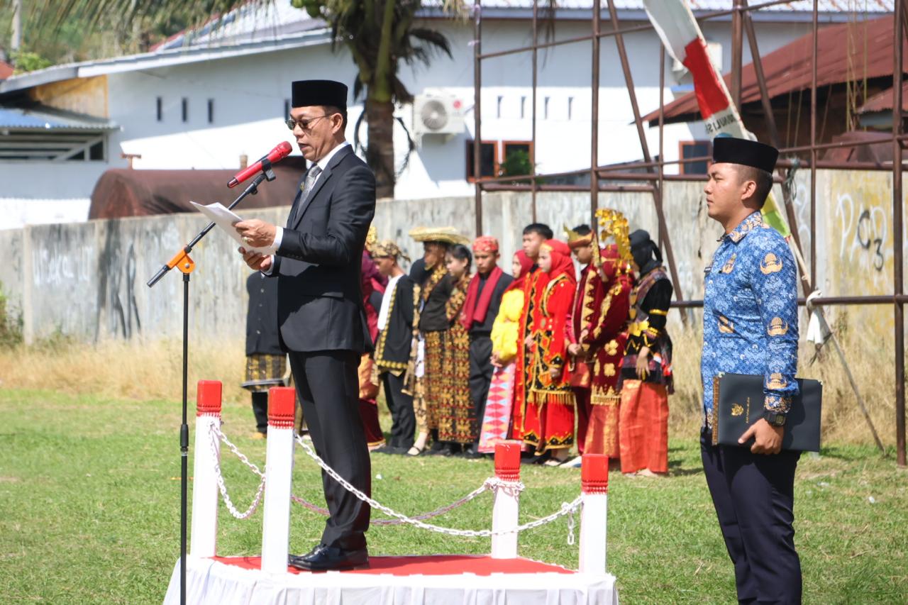 Bupati Tapsel, Gus Irawan Pasaribu, memberikan amanat pada Upacara peringatan Hari Sumpah Pemuda ke-97 tahun 2025