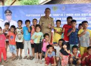Bupati Tapsel, Gus Irawan Pasaribu, usai membagikan induk ikan mas dalam rangka memenuhi target swasembada ikan guna melawan stunting terhadap anak lewat dukungan terhadap program MBG