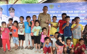 Bupati Tapsel, Gus Irawan Pasaribu, usai membagikan induk ikan mas dalam rangka memenuhi target swasembada ikan guna melawan stunting terhadap anak lewat dukungan terhadap program MBG