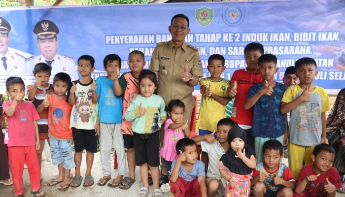Gaspol, Gus Irawan Bagikan Induk Ikan Mas di Angkola Barat: Target Lawan Stunting di Tapsel!