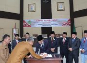 Bupati Tapsel, Gus Irawan Pasaribu, menandatangani Ranperda P-APBD 2025 yang telah disetujui anggota dewan disaksikan Ketua DPRD Rahmat Nasution, beserta Wakil Ketua Abdul Basith Dalimunthe (Gerindra) dan Borkat (PAN), serta jajaran