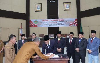 Bupati Tapsel, Gus Irawan Pasaribu, menandatangani Ranperda P-APBD 2025 yang telah disetujui anggota dewan disaksikan Ketua DPRD Rahmat Nasution, beserta Wakil Ketua Abdul Basith Dalimunthe (Gerindra) dan Borkat (PAN), serta jajaran
