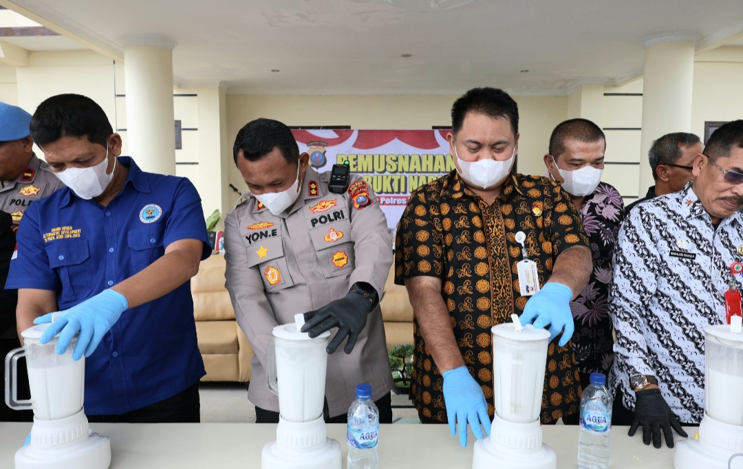 Kapolres Tapsel, AKBP Yon Edi Winara, bersama jajaran Forkopimda memusnahkan barang bukti narkotika jenis sabu seberat 2.815,88 gram atau 2,8 Kg lebih dengan cara diblender