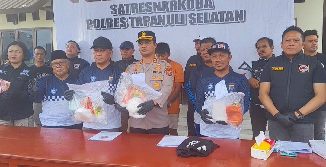 AKBP Yasir Ahmadi, beserta jajaran saat press realese pengungkapan narkotika jenis sabu seberat 3 Kg di Kabupaten Paluta