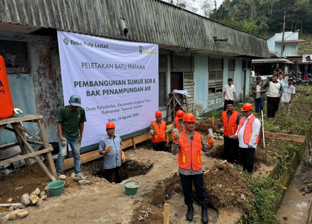 AKBP Yasir Ahmadi, saat peletakan batu pertama pembangunan sumur bor dan bak penampungan air bagi masyarakat Desa Pal XI yang diinisiasinya