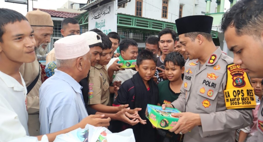 Sosok Polisi murah hati bernama AKBP Yasir Ahmadi, yang berbagi ratusan nasi kotak seusai salat Jumat di Masjid