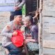 Sosok AKBP Yasir Ahmadi, saat menyantuni warga pra sejahtera dalam programnya sedekah keliling Ramadan selama sebulan penuh sewaktu menjabat Kapolres Tapsel