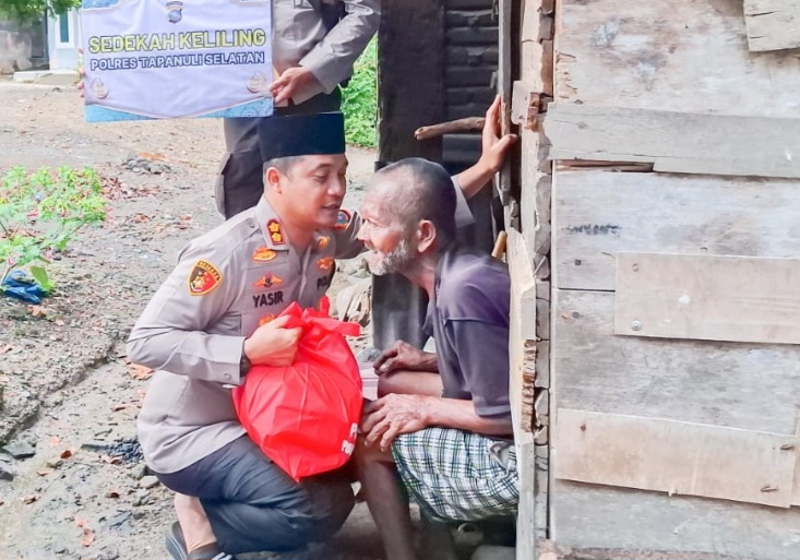 Sosok AKBP Yasir Ahmadi, saat menyantuni warga pra sejahtera dalam programnya sedekah keliling Ramadan selama sebulan penuh sewaktu menjabat Kapolres Tapsel