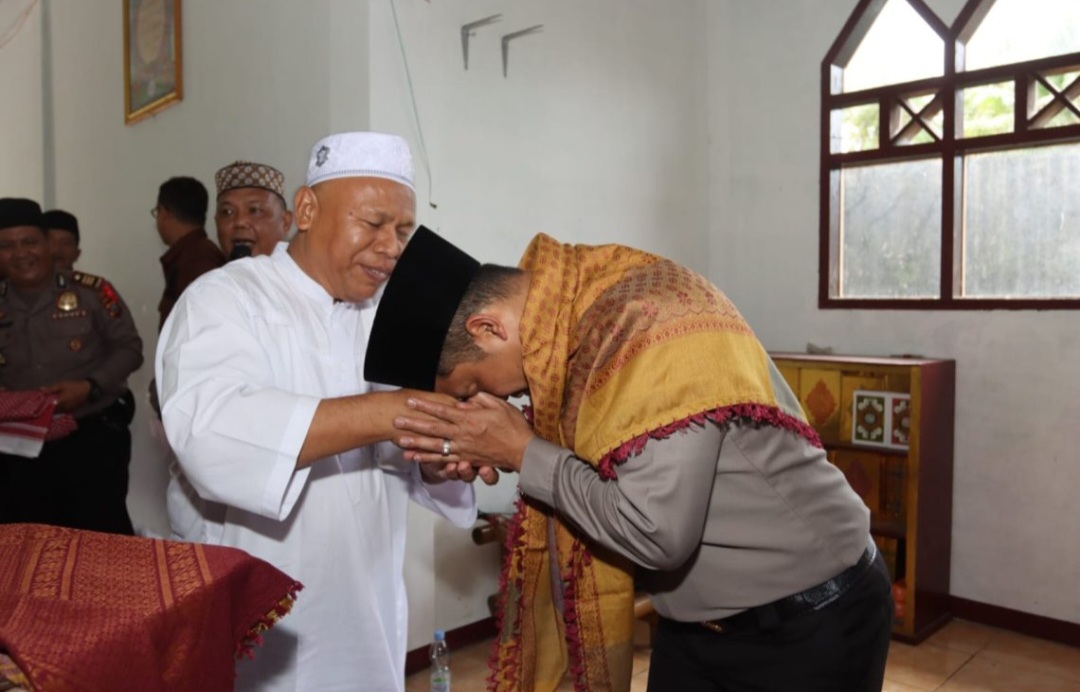 AKBP Yasir Ahmadi, saat mencium tangan Ulama guna memohon doa restu dan barokah saat berkunjung ke Pesantren Al Azhar Bi'ibadillah