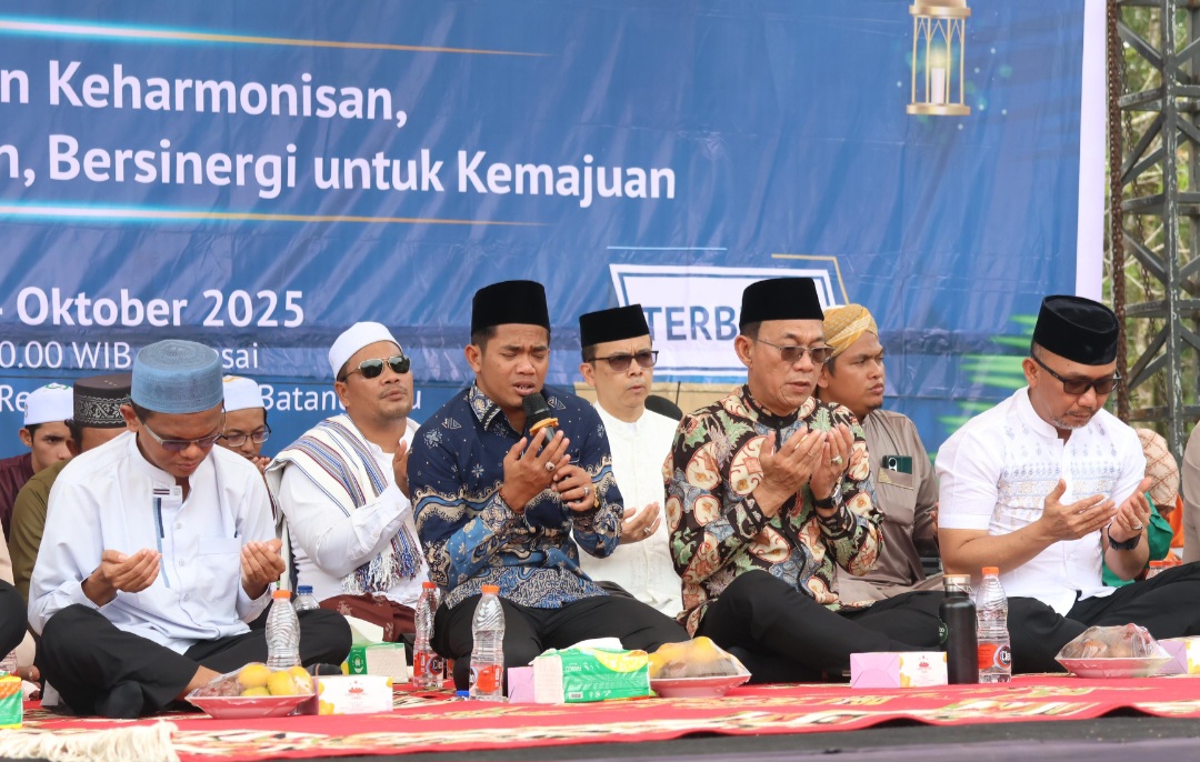 Ustad Ucay, beserta Bupati Tapsel Gus Irawan Pasaribu, Sekda Sofyan Adil, dan General Manager Operations & Deputy Director Operations PTAR, Rahmat Lubis, berdoa bersama di sela kegiatan Tabligh Akbar