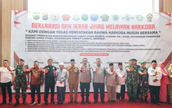 Kapolres Tapsel, AKBP Yon Edi Winara, beserta segenap unsur Forkopimda dan berbagai elemen masyarakat mendeklarasikan sekaligus berikrar bersama untuk 'Jihad Melawan Narkoba'