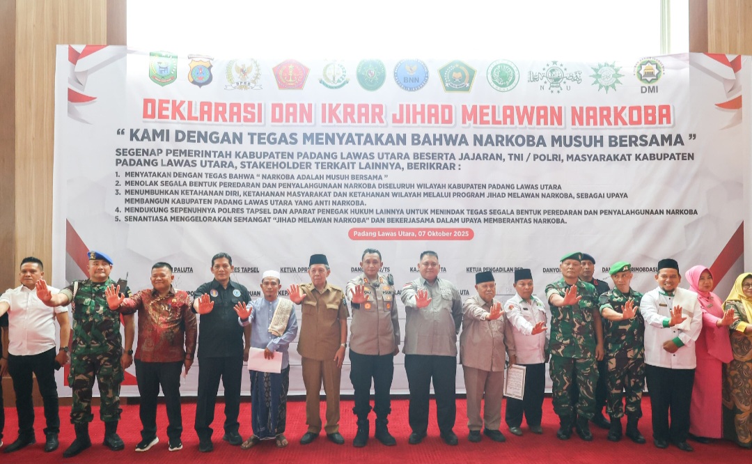 Kapolres Tapsel, AKBP Yon Edi Winara, beserta segenap unsur Forkopimda dan berbagai elemen masyarakat mendeklarasikan sekaligus berikrar bersama untuk 'Jihad Melawan Narkoba'