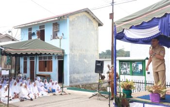 Bupati Tapsel, Gus Irawan Pasaribu, memberi sambutan di tengah pengajian yang dihadiri ratusan anggota BKMT Marsada di Desa Simaninggir, Kecamatan Sipirok