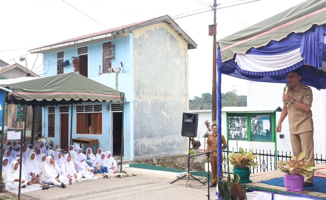 Bupati Tapsel, Gus Irawan Pasaribu, memberi sambutan di tengah pengajian yang dihadiri ratusan anggota BKMT Marsada di Desa Simaninggir, Kecamatan Sipirok