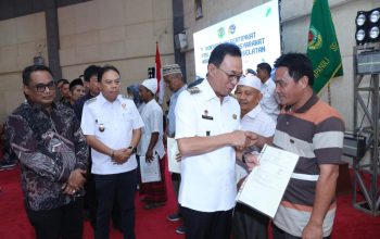 Bupati Tapsel, Gus Irawan Pasaribu, bersama Wakil Bupati Jafar Syahbuddin Ritonga, dan Kepala BPN Sumut Sri Pranoto, saat menyerahkan sertifikat tanah kepada 12 perwakilan masyarakat