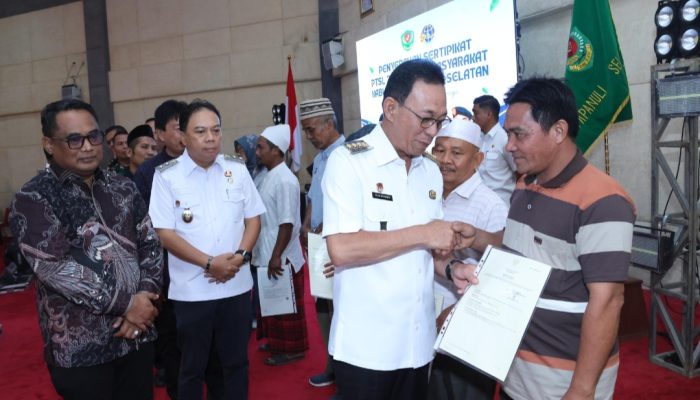 Upaya Selesaikan Masalah Lahan TPL, Gus Irawan Serahkan 200 Sertifikat Tanah