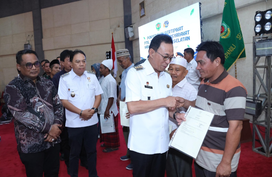 Bupati Tapsel, Gus Irawan Pasaribu, bersama Wakil Bupati Jafar Syahbuddin Ritonga, dan Kepala BPN Sumut Sri Pranoto, saat menyerahkan sertifikat tanah kepada 12 perwakilan masyarakat