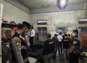 Sejumlah petugas gabungan tengah merazia dengan menyisir kamar hunian warga binaan di Lapas Kelas IIB Padangsidimpuan