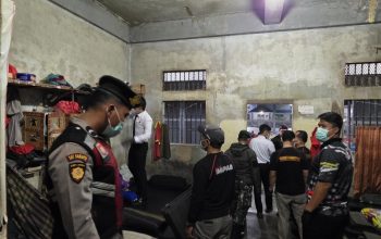 Sejumlah petugas gabungan tengah merazia dengan menyisir kamar hunian warga binaan di Lapas Kelas IIB Padangsidimpuan